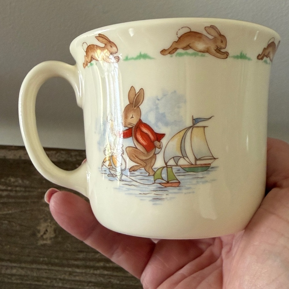Royal Dalton Bunnykins Mug Day at the Beach - Picture 3 of 4